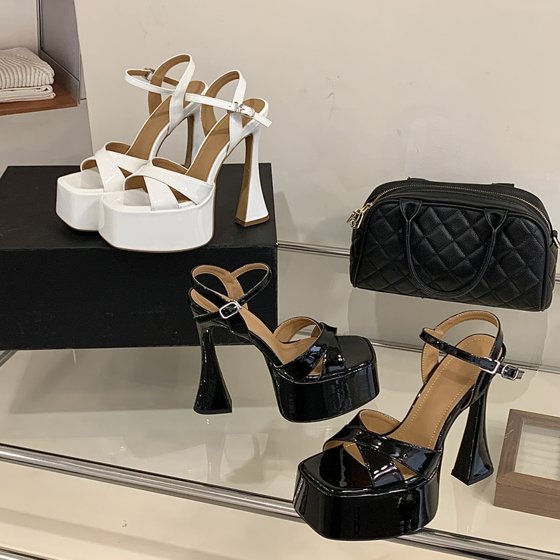 여성용 피프토 페이턴트 가죽 크리스크로스 스트랩 앵클  - Block Heel Ankle Boots 리뷰 및 가격