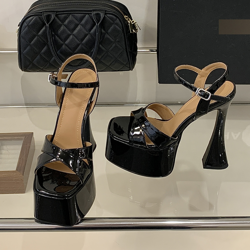 여성용 피프토 페이턴트 가죽 크리스크로스 스트랩 앵클  - Block Heel Ankle Boots 리뷰 및 가격